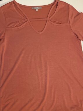 Women's Short Sleeve V-Neck Cutout Tee in Rust
